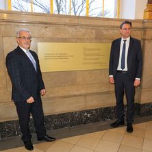 Infotafel zur NS-Vergangenheit im LG Bayreuth | Bildquelle LG Bayreuth wurde von Bayerns Justizminister Georg Eisenreich (CSU) und Matthias Burghardt, Präsident des Landgerichts Bayreuth, vor der Infotafel zur NS-Vergangenheit im LG Bayreuth