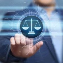 Digitalisierung in der Justiz | Bildquelle: Shutterstock Person im Hintergrund tippt auf einem Bildschirm die Justizwage an
