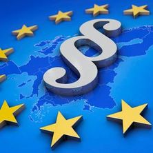 Bildquelle: bluedesign, Fotolia Europakarte blau überdeckt mit einem Kreis aus gelben Sternen und einem §