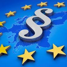 Bildquelle: bluedesign, Fotolia Europakarte blau überdeckt mit einem Kreis aus gelben Sternen und einem §