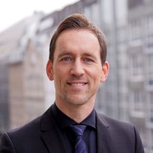 DRB-Bundesgeschäftsführer Sven Rebehn | Bildquelle: DRB DRB-Bundesgeschäftsführer Sven Rebehn mit Häuser im Hintergrund