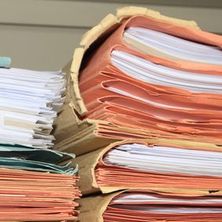 Aktenstapel | Bildquelle: Fotolia, Steve Morvay Aktenstapel übereinander und nebeneinander