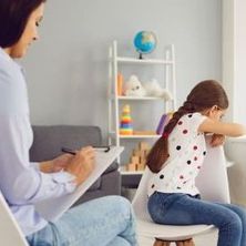Psychotherapeutische Behandlung | Bildquelle: Shutterstock Psychotherapeutin unterhält sich mit einem Kind, welches ihr den Rücken zudreht